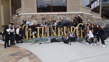 Erev Shabbat picture of teens and and Shevet Glaubach Fellows in Gatlinburg