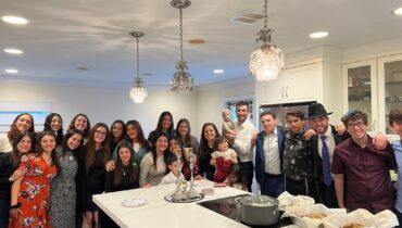 Shevet Glaubach Fellows spend Shabbos in Hollywood with their teens